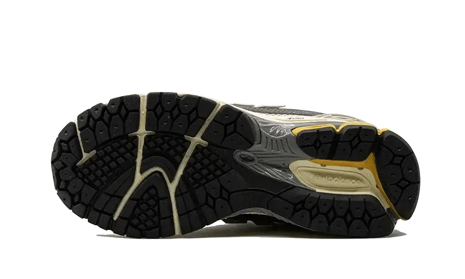 1906R Licorice - MNR Sneakers