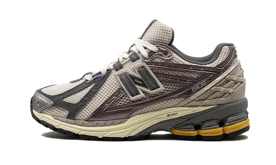 1906R Licorice - MNR Sneakers