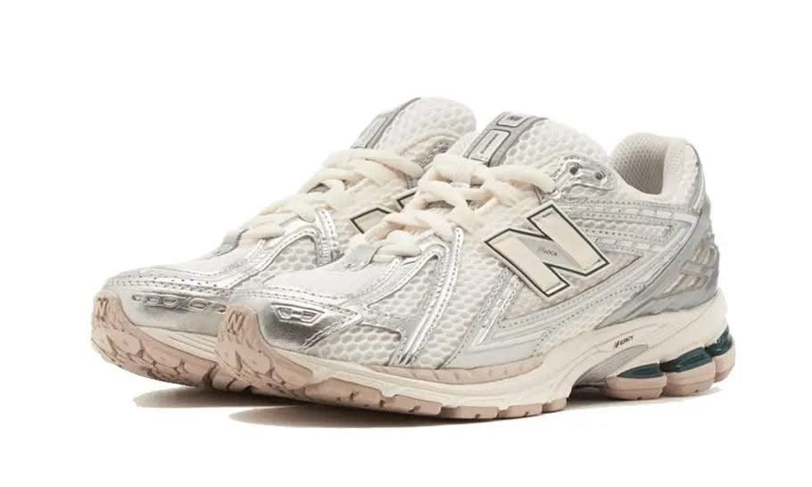1906R Silver Metallic Cream - MNR Sneakers