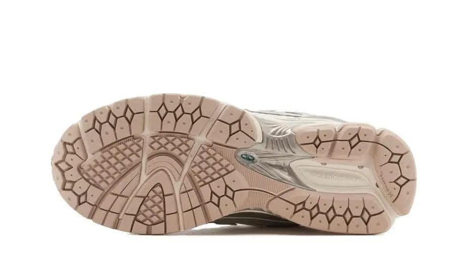 1906R Silver Metallic Cream - MNR Sneakers