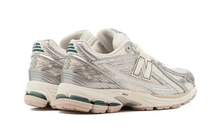 1906R Silver Metallic Cream - MNR Sneakers