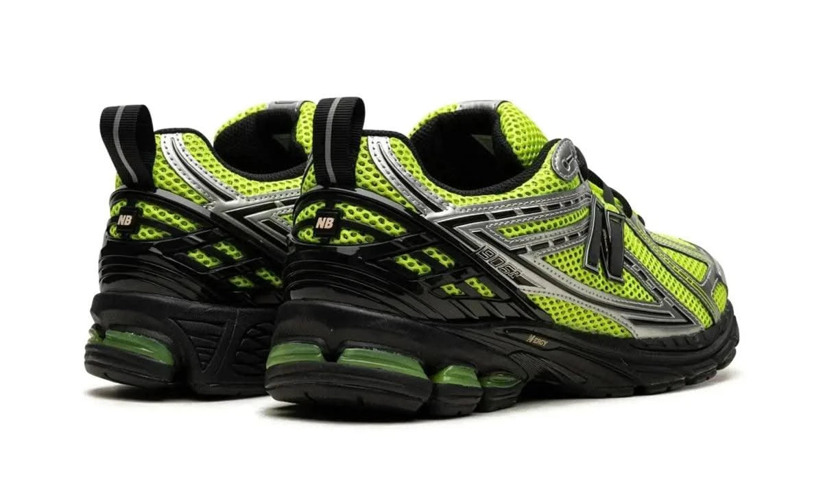 1906R Volt Black - MNR Sneakers