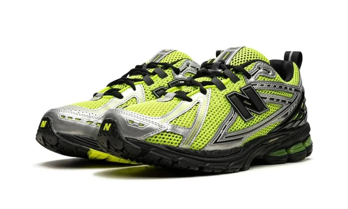 1906R Volt Black - MNR Sneakers