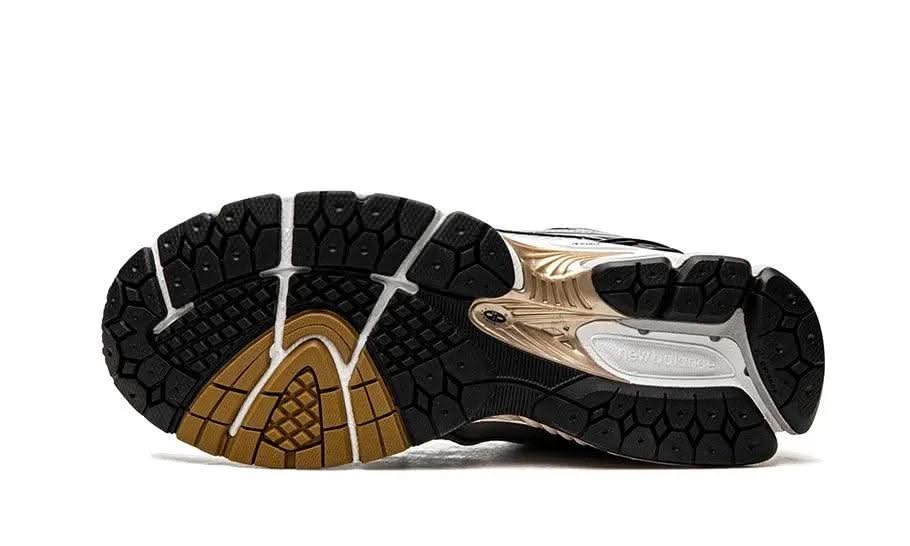 1906R White Gold - MNR Sneakers