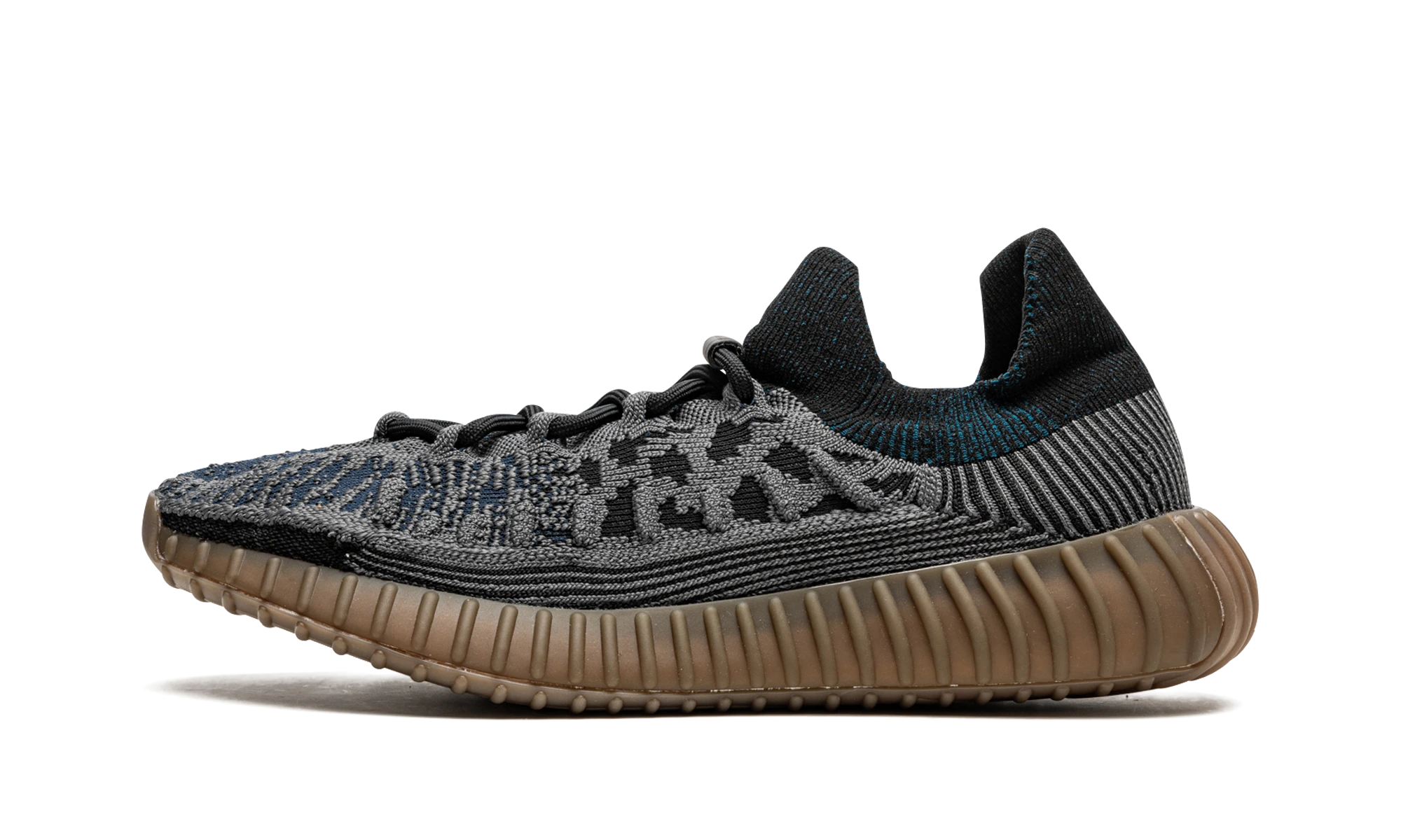 Détail du côté intérieur de la basket Adidas Yeezy 350 V2 CMPCT Slate Blue gris et bleu.
