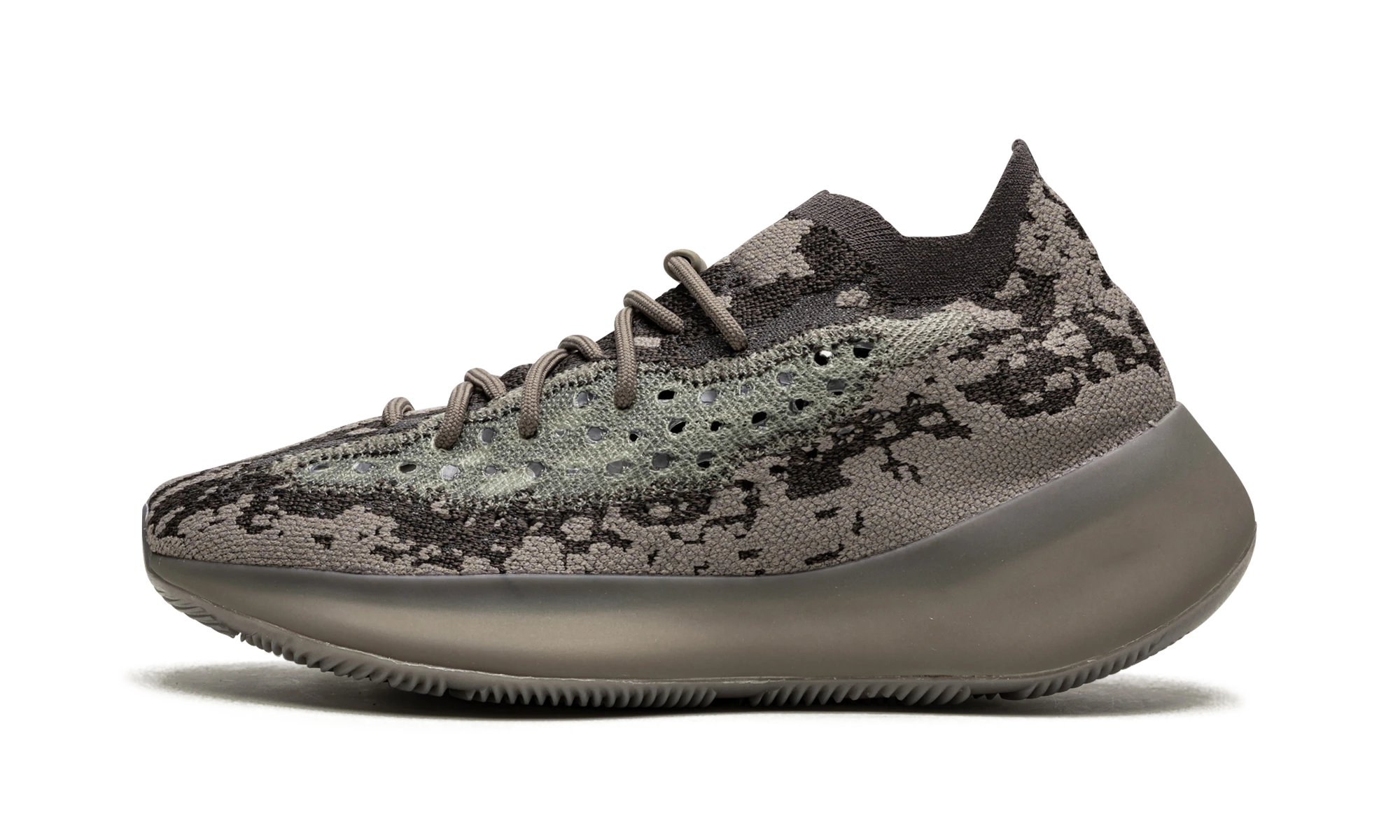 Détail du côté intérieur de la basket Adidas Yeezy Boost 380 Stone Salt gris et blanc.