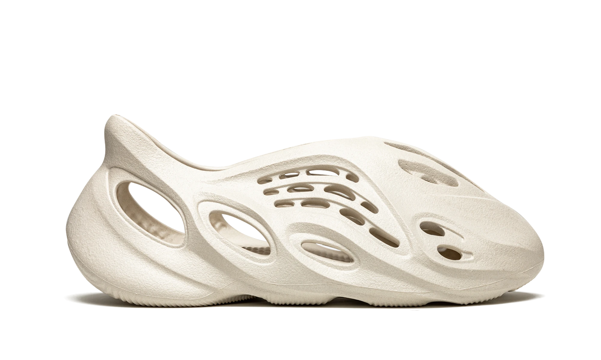 Chaussure Adidas Yeezy Foam RNNR Ararat en cuir blanc, disponible en France, Suisse, Belgique et Luxembourg — vue de profil extérieur.