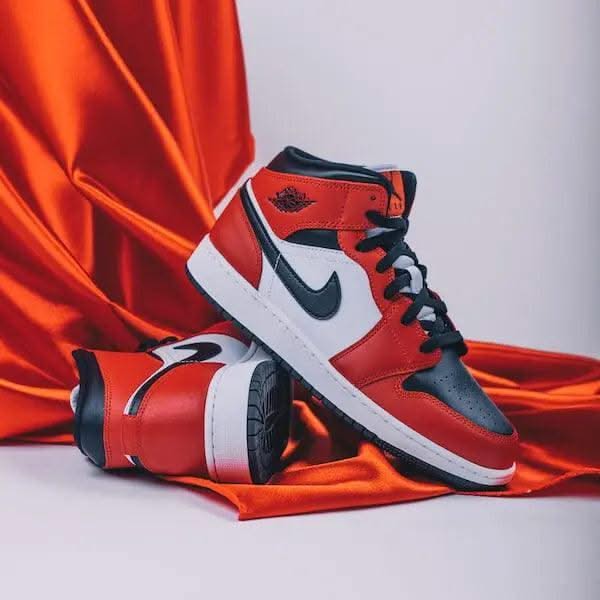 Air Jordan 1 Mid Chicago Black Toe - MNR Sneakers