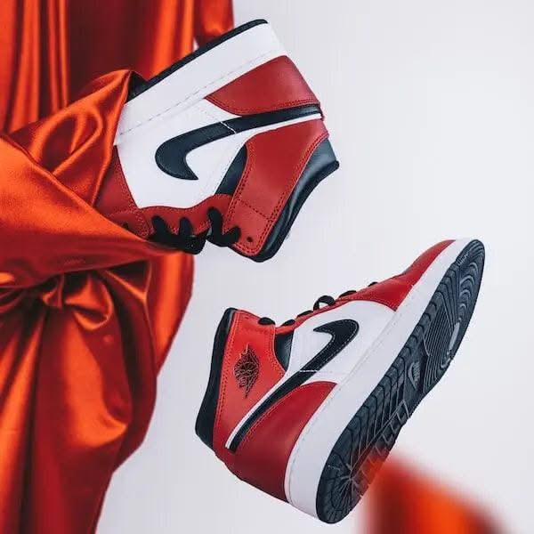 Air Jordan 1 Mid Chicago Black Toe - MNR Sneakers