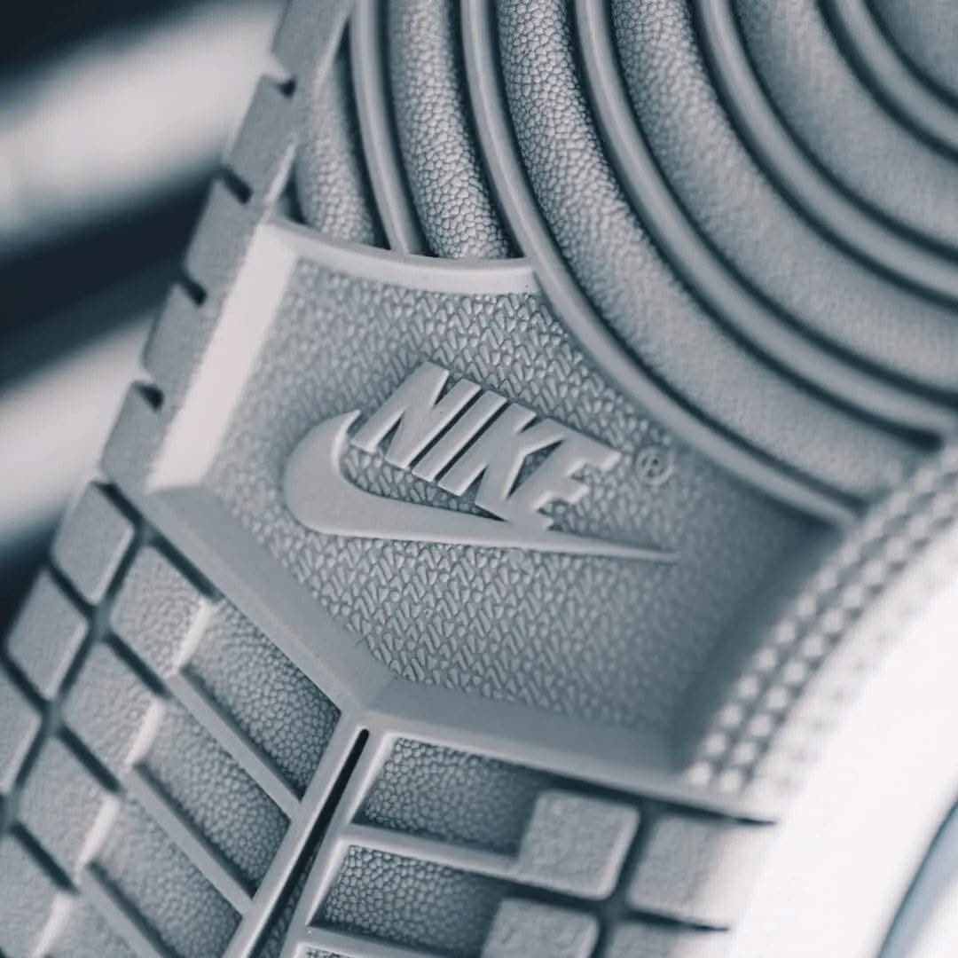 Air Jordan 1 Mid Light Smoke Grey - MNR Sneakers