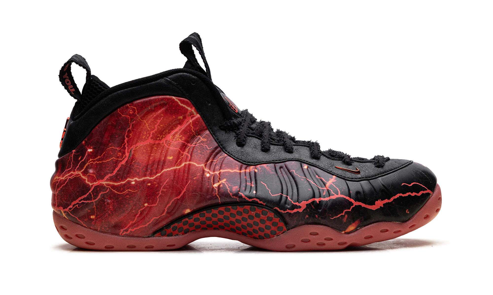 Basket Nike Air Foamposite One Stranger Things en toile noir et rouge, disponible en France, Suisse, Belgique et Luxembourg — vue de profil extérieur.