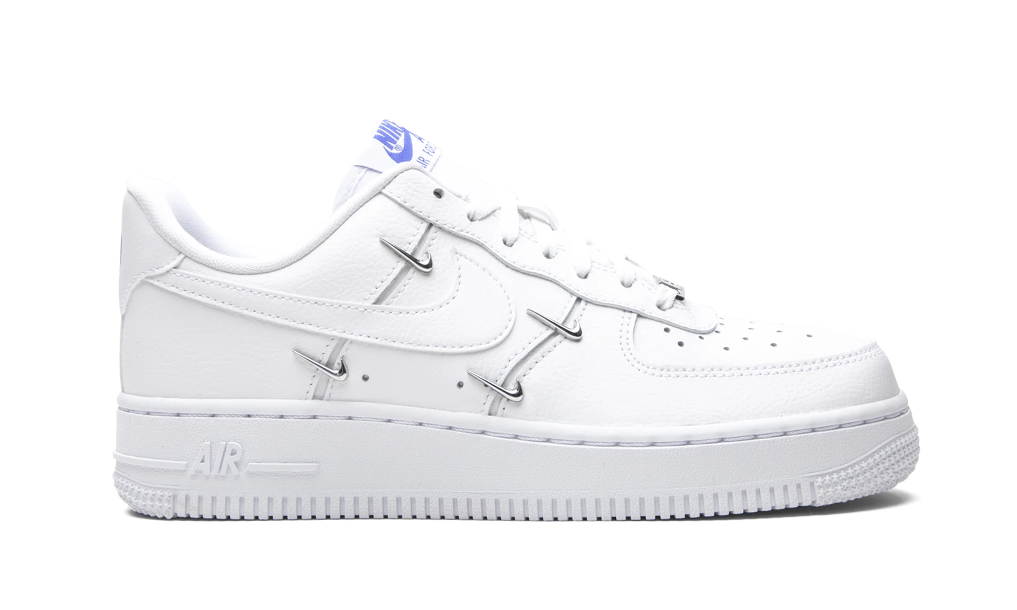 Basket Nike Air Force 1 LX White en cuir blanc, bleu et noir, disponible en France, Suisse, Belgique et Luxembourg — vue de profil extérieur.