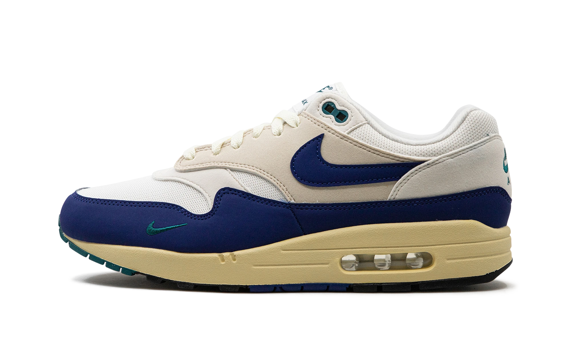 Détail du côté intérieur de la basket Nike Air Max 1 Athletic Department Deep Royal Blue blanc, beige et bleu.