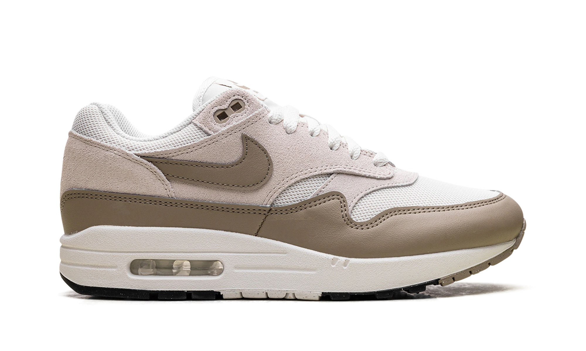 Basket Nike Air Max 1 Essential Phantom Khaki en cuir noir, beige et marron, disponible en France, Suisse, Belgique et Luxembourg — vue de profil extérieur.