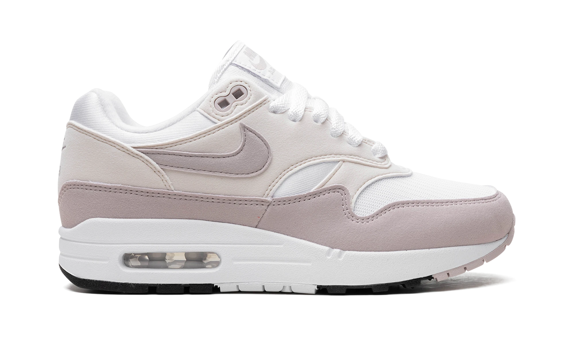 Basket Nike Air Max 1 Platinum Violet en daim blanc, violet et noir, disponible en France, Suisse, Belgique et Luxembourg — vue de profil extérieur.