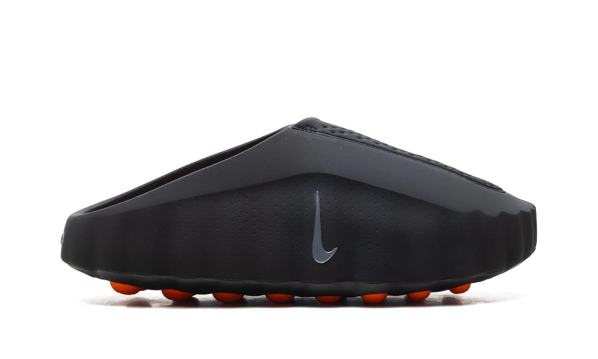 Claquette Nike Mind 001 Slide Black Chrome en cuir noir, rouge et blanc, disponible en France, Suisse, Belgique et Luxembourg — vue de profil extérieur.