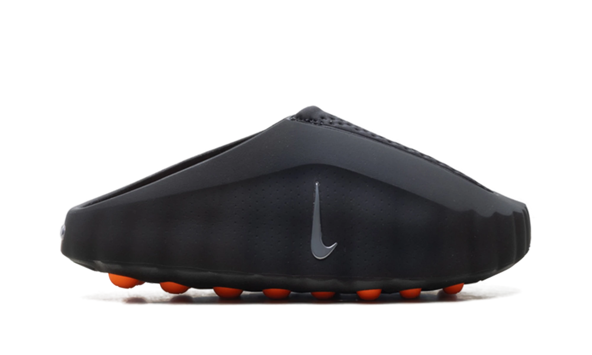 Claquette Nike Mind 001 Slide Black Chrome en cuir noir, rouge et blanc, disponible en France, Suisse, Belgique et Luxembourg — vue de profil extérieur.