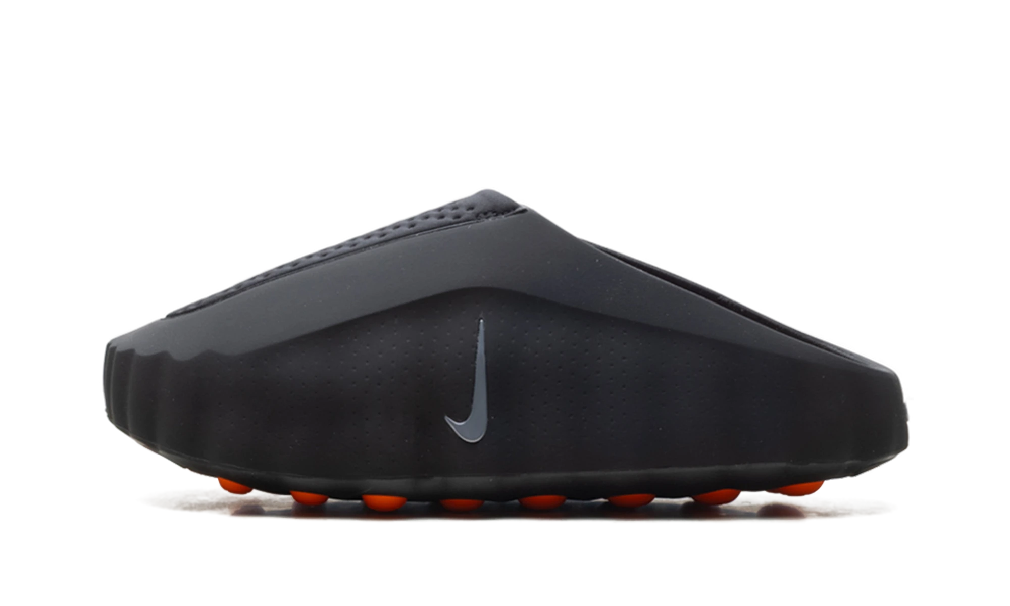 Détail du côté intérieur de la claquette Nike Mind 001 Slide Black Chrome noir, rouge et blanc.