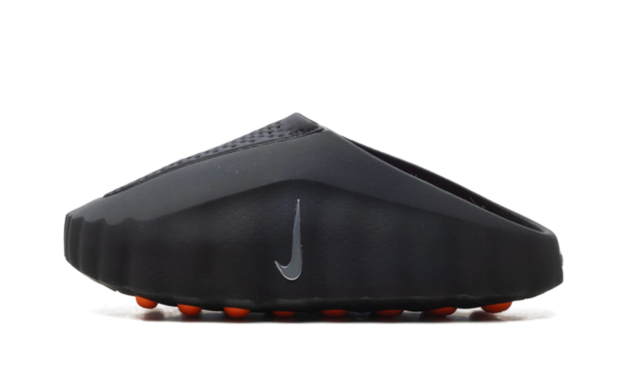 Détail du côté intérieur de la claquette Nike Mind 001 Slide Black Chrome noir, rouge et blanc.