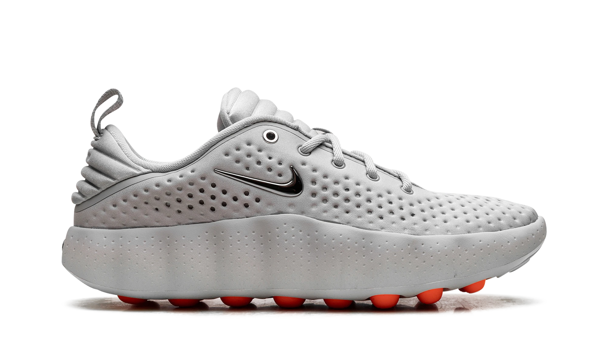 Basket Nike Mind 002 Light Smoke Grey en cuir gris et rouge, disponible en France, Suisse, Belgique et Luxembourg — vue de profil extérieur.