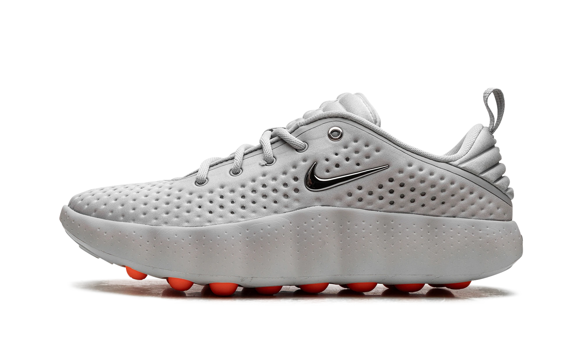 Détail du côté intérieur de la basket Nike Mind 002 Light Smoke Grey gris et rouge.