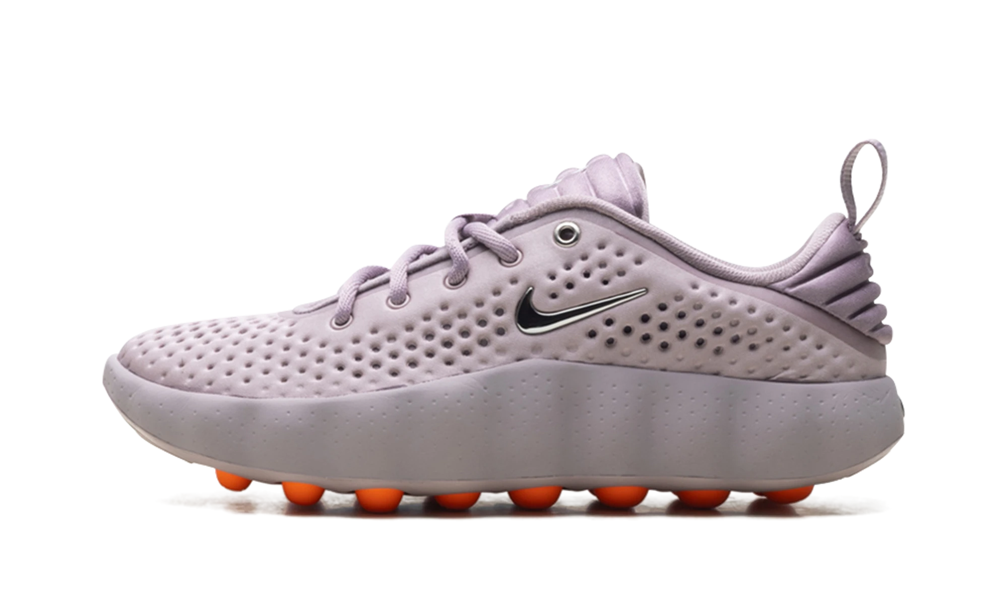 Détail du côté intérieur de la basket Nike Mind 002 Light Violet Ore violet, rouge et gris.