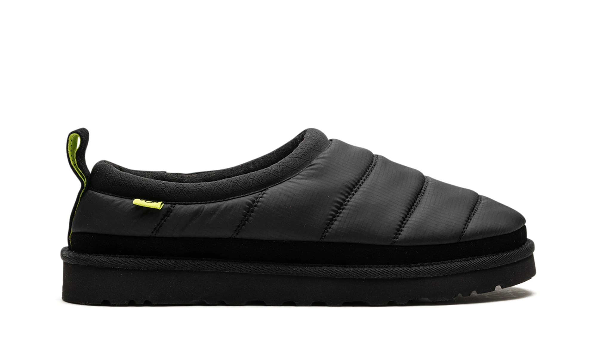 Pantoufle UGG Tasman LTA Slipper Black en cuir noir, disponible en France, Suisse, Belgique et Luxembourg — vue de profil extérieur.