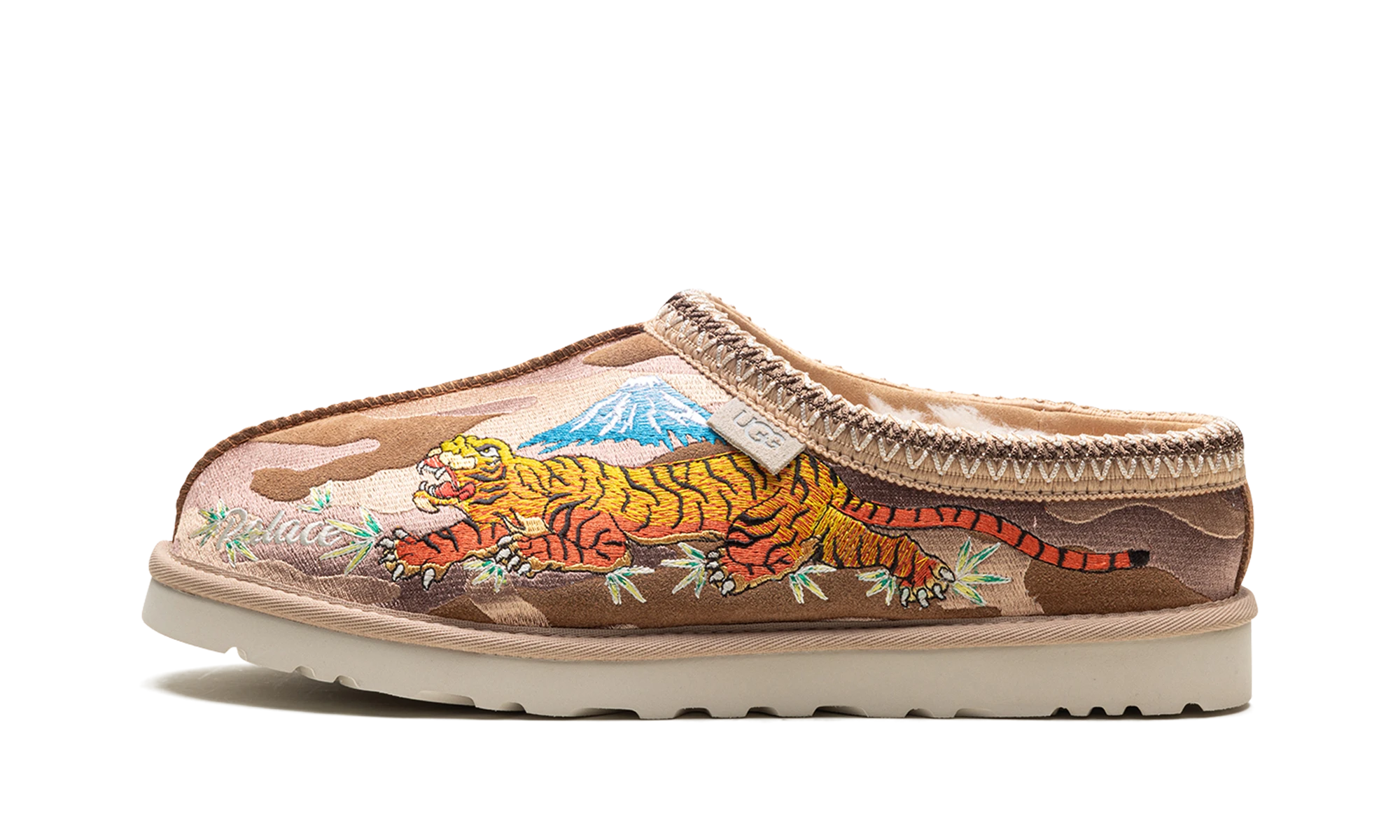 Détail du côté intérieur de la pantoufle UGG Tasman Slipper Palace Chestnut Camo marron.