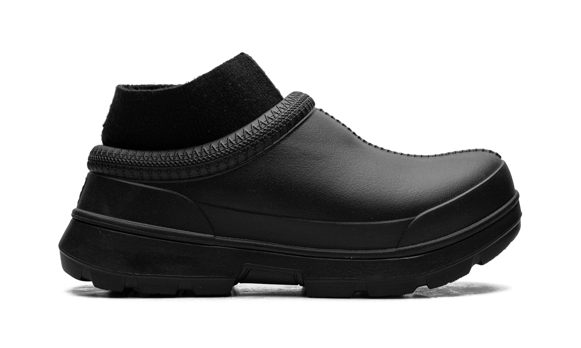 Pantoufle UGG Tasman X Slipper Black en cuir noir, disponible en France, Suisse, Belgique et Luxembourg — vue de profil extérieur.