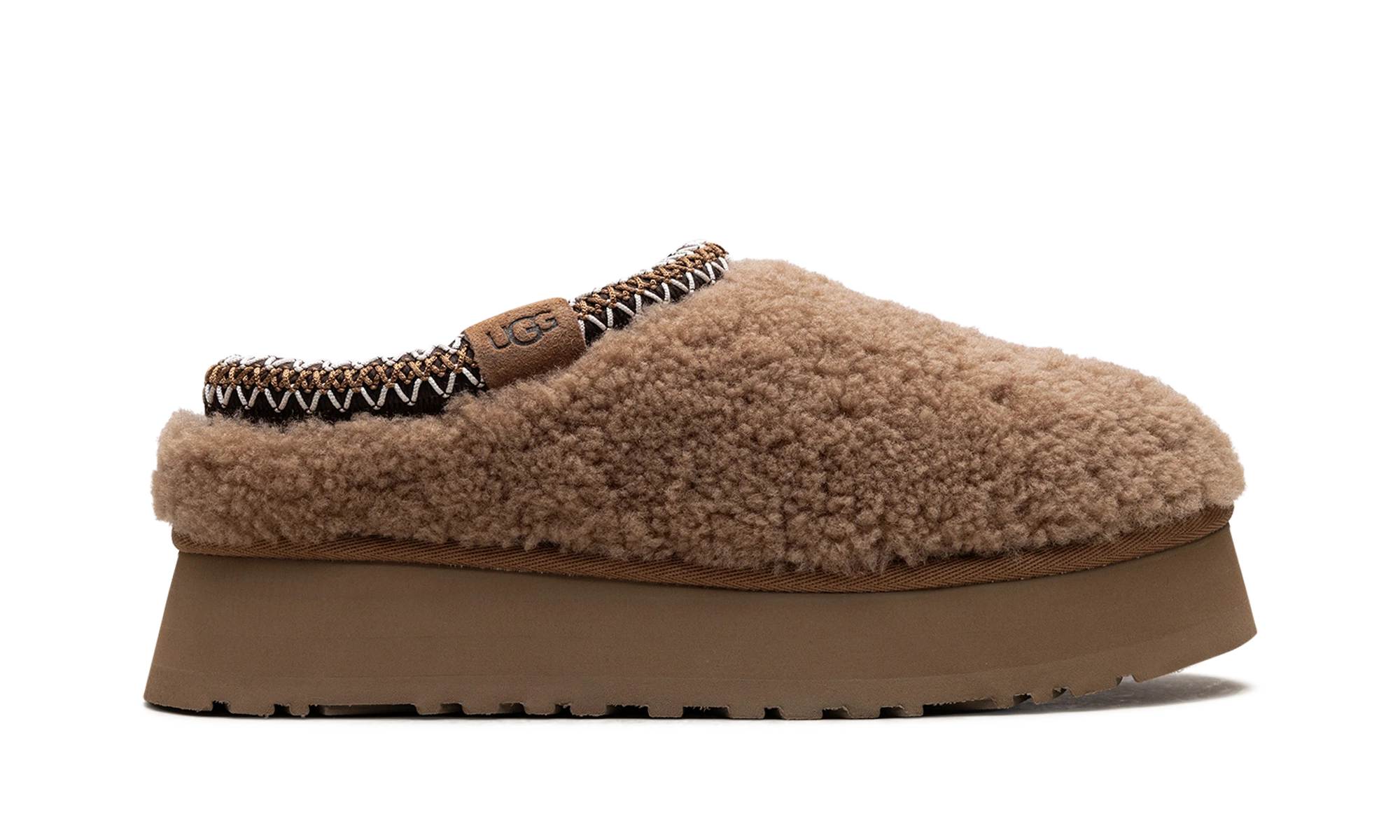 Pantoufle UGG Tazz Slipper Maxi Curly Chestnut en cuir marron, disponible en France, Suisse, Belgique et Luxembourg — vue de profil extérieur.