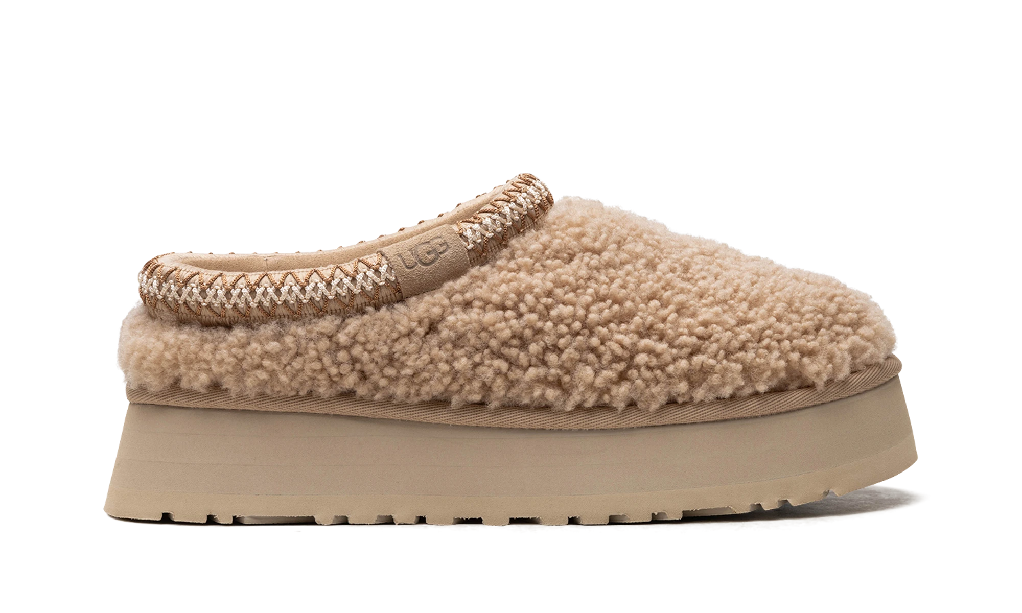 Pantoufle UGG Tazz Slipper Maxi Curly Sand en cuir beige, disponible en France, Suisse, Belgique et Luxembourg — vue de profil extérieur.