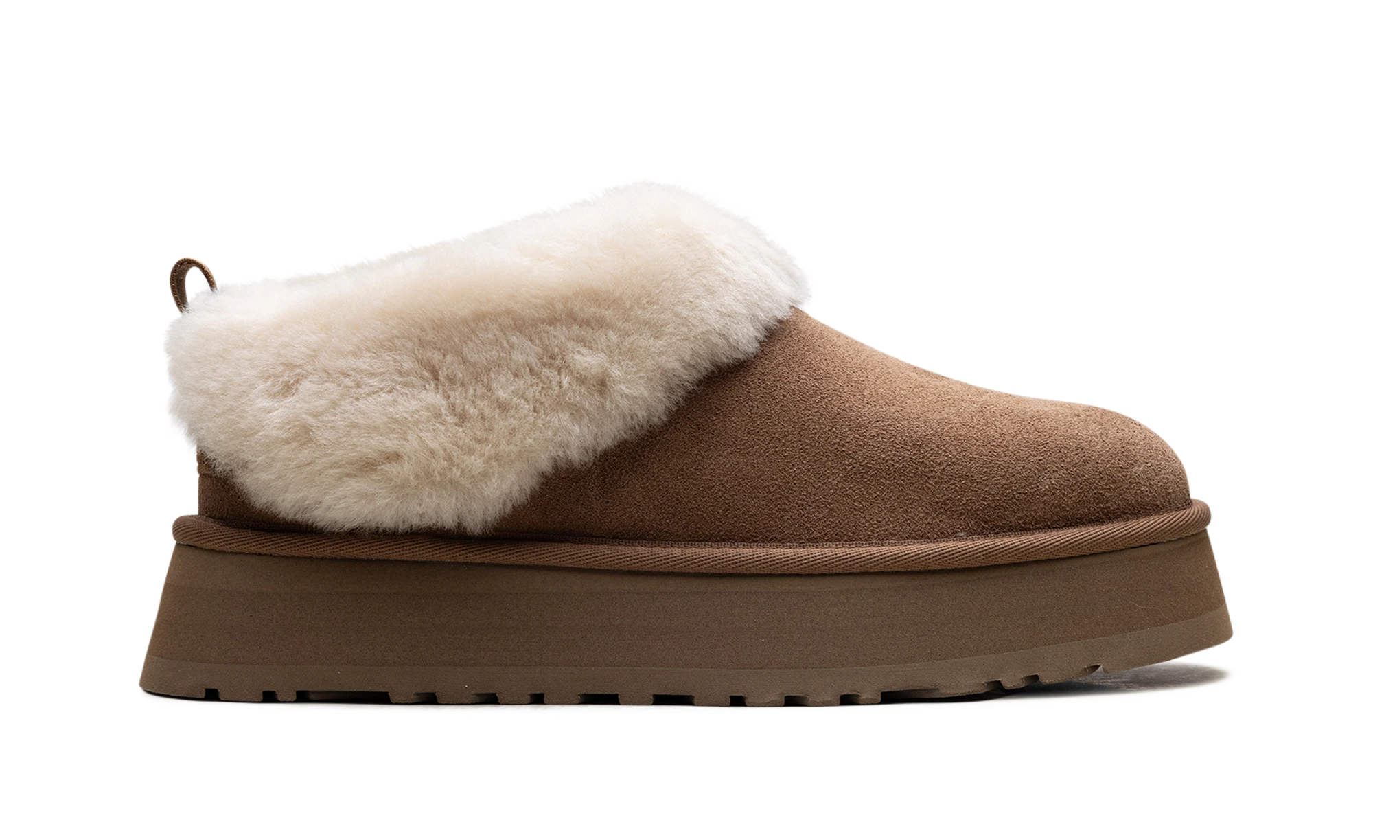 Pantoufle UGG Tazzelle Slipper Chestnut en daim marron, disponible en France, Suisse, Belgique et Luxembourg — vue de profil extérieur.