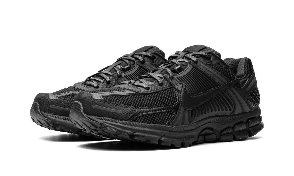 Vomero 5 Triple Black - MNR Sneakers