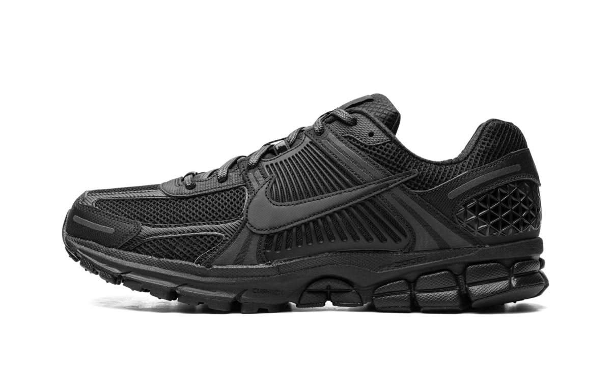 Vomero 5 Triple Black - MNR Sneakers