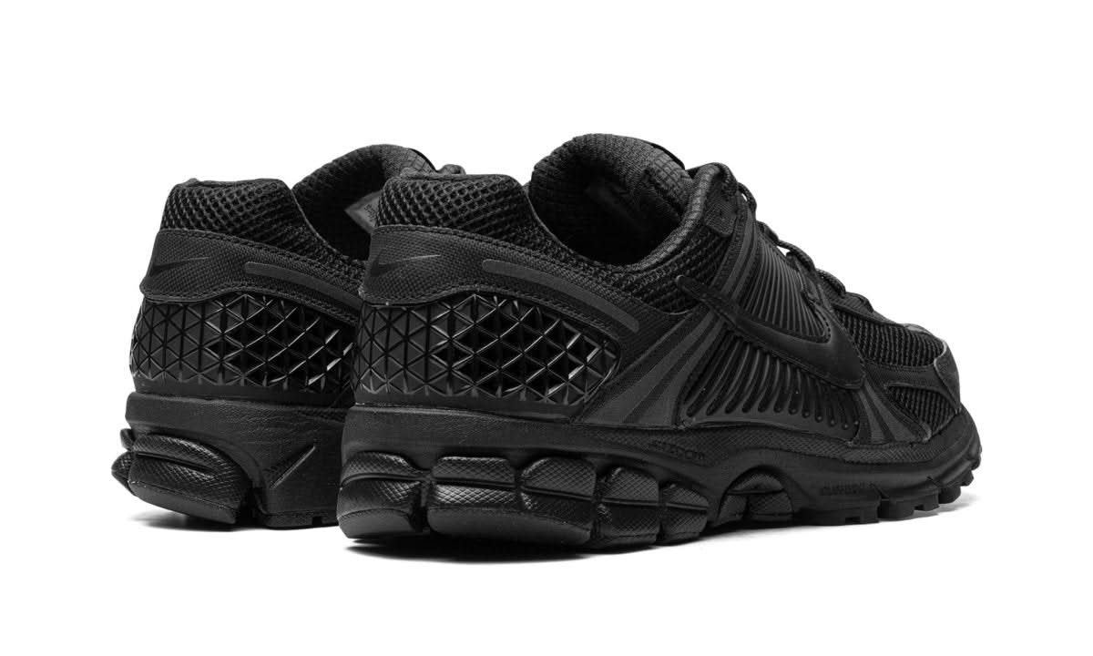 Vomero 5 Triple Black - MNR Sneakers