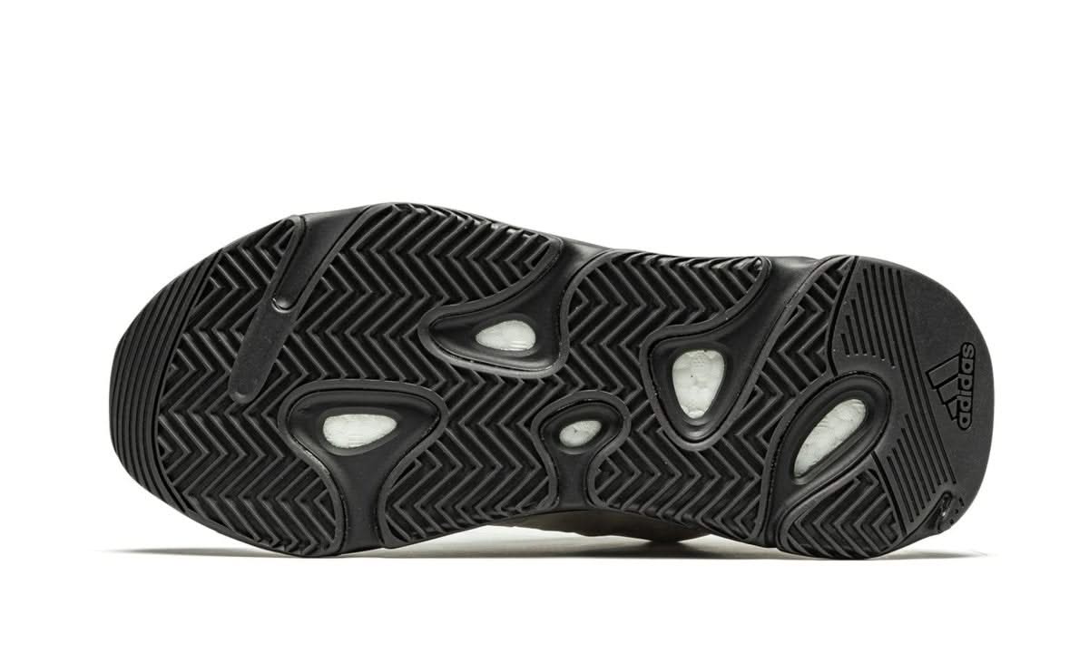 Yeezy 700 MNVN Bone - MNR Sneakers