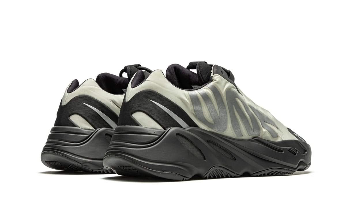 Yeezy 700 MNVN Bone - MNR Sneakers