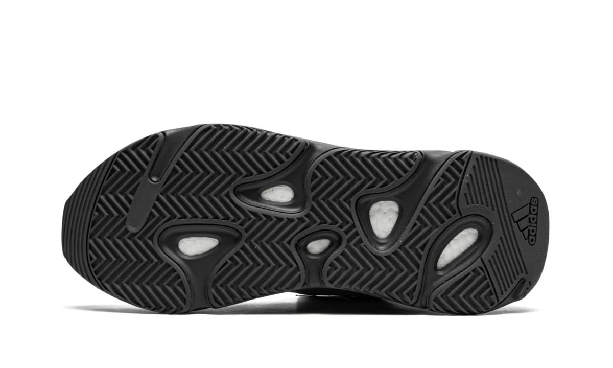 Yeezy 700 MNVN Metallic - MNR Sneakers