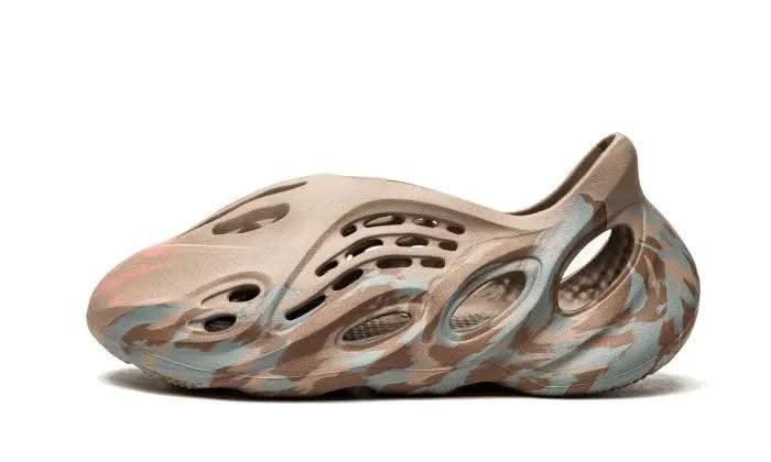 Yeezy Foam RNNR MX Sand Grey - MNR Sneakers