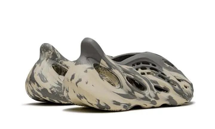 Yeezy Foam RNNR MXT Moon Gray - MNR Sneakers