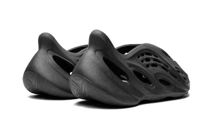 Yeezy Foam RNNR Onyx - MNR Sneakers