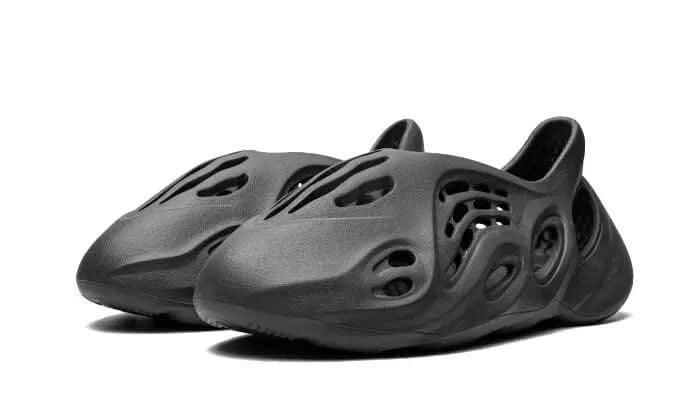 Yeezy Foam RNNR Onyx - MNR Sneakers