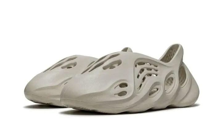 Yeezy Foam RNNR Sand - MNR Sneakers