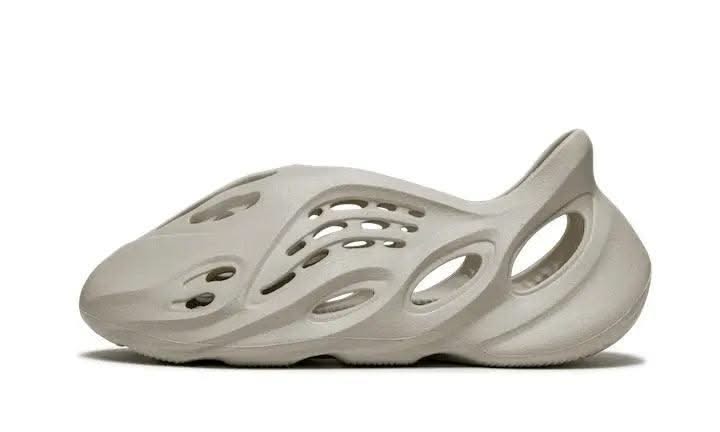 Yeezy Foam RNNR Sand - MNR Sneakers