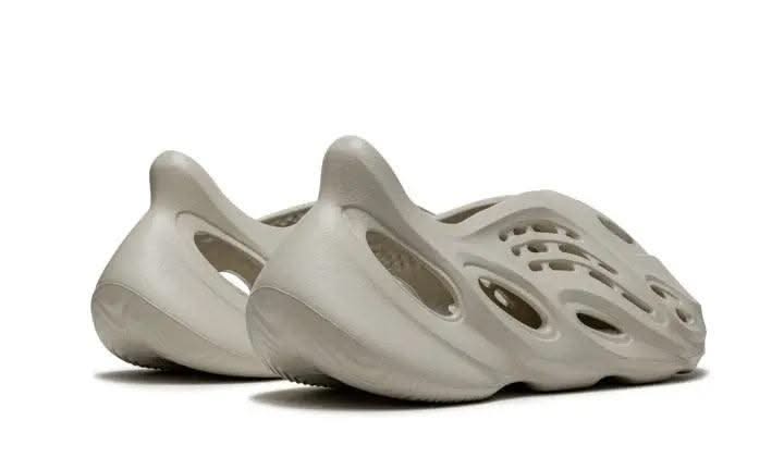 Yeezy Foam RNNR Sand - MNR Sneakers