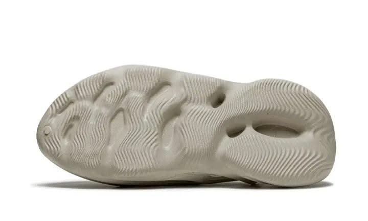 Yeezy Foam RNNR Sand - MNR Sneakers
