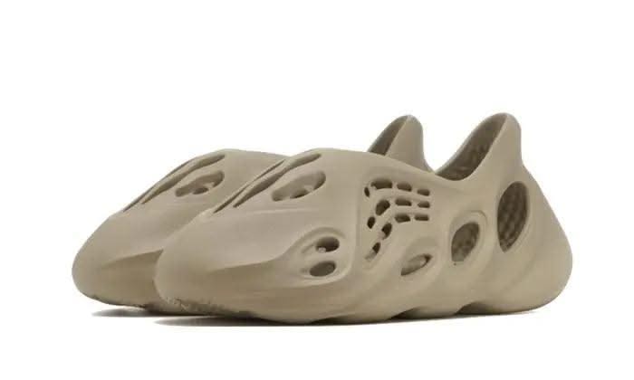 Yeezy Foam RNNR Stone Salt - MNR Sneakers
