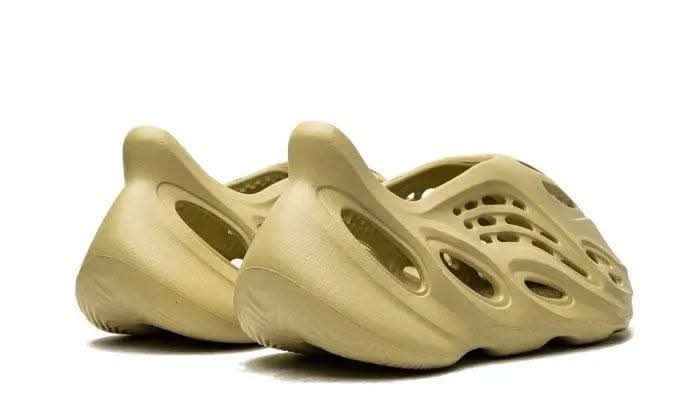 Yeezy Foam RNNR Sulfur - MNR Sneakers
