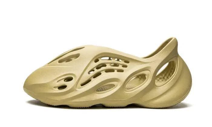 Yeezy Foam RNNR Sulfur - MNR Sneakers