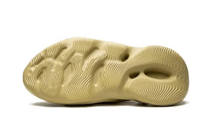 Yeezy Foam RNNR Sulfur - MNR Sneakers